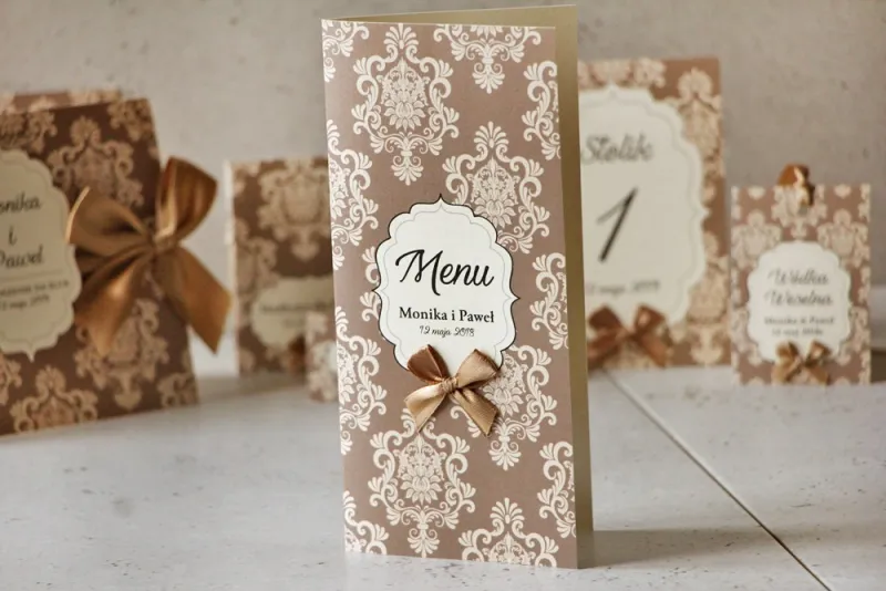 Menu weselne, stół weselny - Ornament nr 6 - Papier perłowy z kokardką, delikatny brąz z ornamentami Menu weselne, stół weselny - Ornament nr 6 - Papier perłowy z kokardką, delikatny brąz z ornamentami