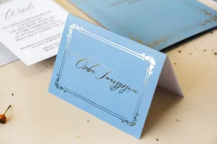 Glamour Hochzeitsvignette in staubblauer Farbe mit kalligraphischer, goldener Schrift - Amelia-Wedding.pl