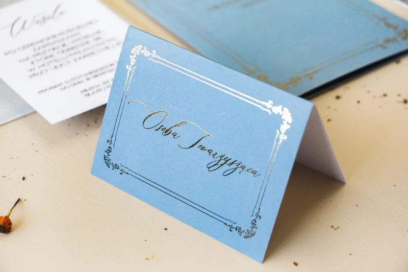 Winietki Ślubne w stylu Glamour w kolorze dusty blue z kaligrafinczą, złotą czcionką - Amelia-Wedding.pl