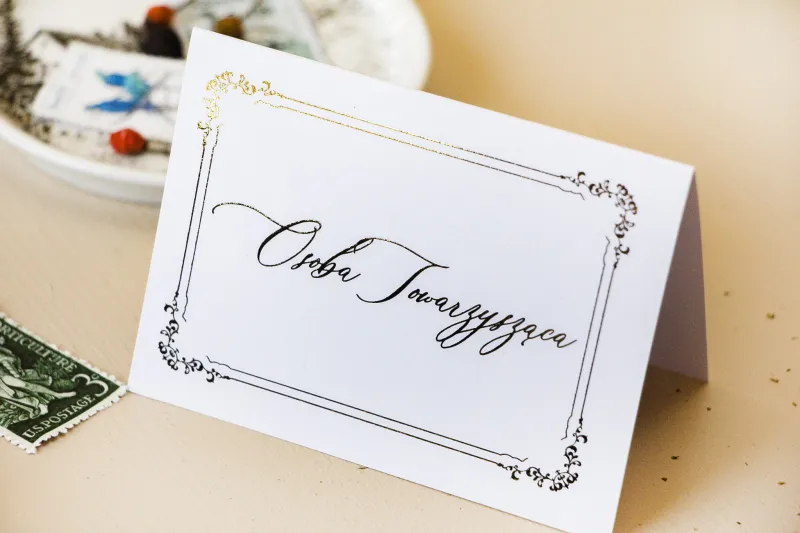 Minimalistyczne Winietki ślubne w białym kolorze ze złoceniami - Amelia-Wedding.pl Minimalistyczne Winietki ślubne w białym kolorze ze złoceniami - Amelia-Wedding.pl