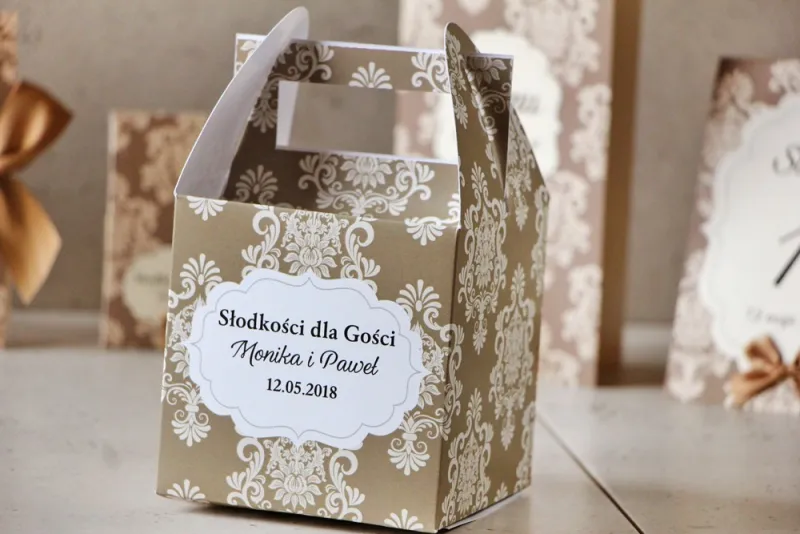 Pudełko na ciasto kwadratowe, tort weselny - Ornament nr 6 - Delikatny brąz Pudełko na ciasto kwadratowe, tort weselny - Ornament nr 6 - Delikatny brąz