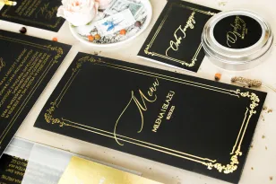 Schwarzes Glamour-Hochzeitsmenü mit goldenem Text und goldenem Rahmen