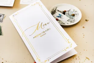 Minimalistisches Hochzeitsmenü in weißer Farbe mit Vergoldung