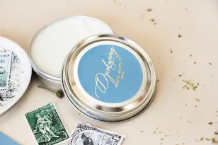 Okrągłe Świeczki - podziękowania dla gości weselnych w stylu Glamour. Etykieta w kolorze dusty blue