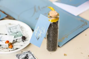Prezenty dla Gości w postaci buteleczek z herbatą. Przywieszka w stylu Glamour w kolorze dusty blue