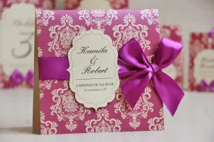 Perlenhochzeitseinladung mit Schleife - Ornament Nr. 7 - Elegantes intensives Lila auf cremefarbenem Papier