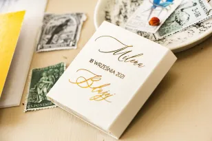 Geschenke für Hochzeitsgäste in Form von Milchschokolade, Verpackung in weißer Farbe mit Vergoldung