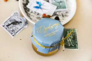 Miody Ślubne - słodkie podziękowanie dla gości weselnych. Kapturek w stylu Glamour w kolorze dusty blue