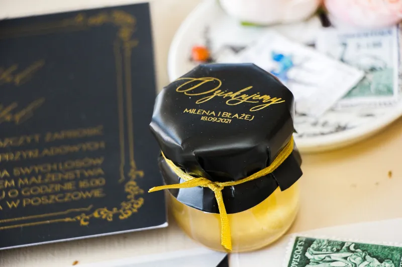 Hochzeitshonig - süß vielen Dank an die Hochzeitsgäste. Schwarzkäppchen im Glamour-Stil mit goldenem Text und goldenem Rahmen Hochzeitshonig - süß vielen Dank an die Hochzeitsgäste. Schwarzkäppchen im Glamour-Stil mit goldenem Text und goldenem Rahmen