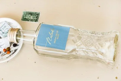 Butelki Ślubne z Etykietą w Kolorze Dusty Blue | Upominki dla Gości z Złotym Akcentem