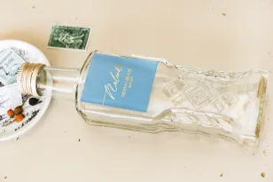 Hochzeitsflaschen für Tinkturen, Geschenke für Gäste. Glamour-Label in staubigem Blau