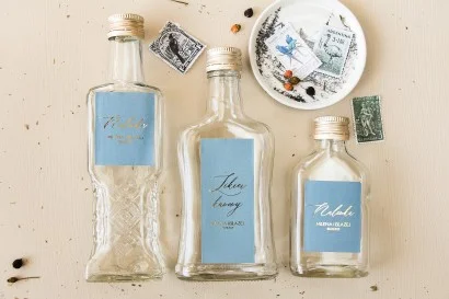 Butelki Ślubne z Etykietą w Kolorze Dusty Blue | Upominki dla Gości z Złotym Akcentem | Sand nr 1