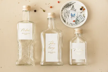 Ślubne Butelki na nalewki, prezenty dla Gości. Minimalistyczna Etykieta w białym kolorze ze złoceniami