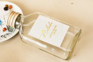 Ślubne Butelki na nalewki, prezenty dla Gości. Minimalistyczna Etykieta w białym kolorze ze złoceniami