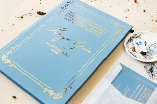 Weselna Księga Gości w kolorze dusty blue z kaligrafinczą, złotą czcionką