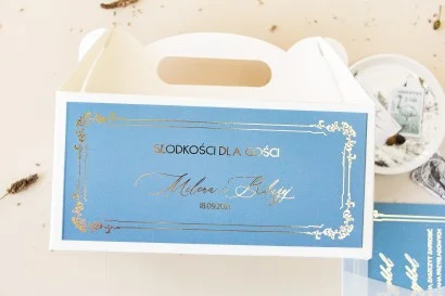 Pudełko na Ciasto ślubne ze złoceniem w kolorze dusty blue z kaligraficzną, złotą czcionką | Sand nr 1 - prostokątne