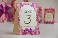 Fioletowe Numery na Stół Weselny z Kokardą | Ornament nr 7