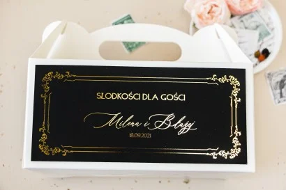 Pudełko na Ciasto weselne w stylu glamour ze złotym tekstem oraz złotą ramką | Sand nr 2 - prostokątne