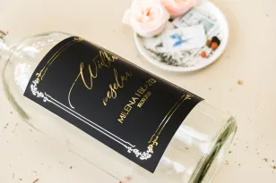 Schwarze Klebeetiketten für Hochzeitsalkoholflaschen im Glamour-Stil mit goldenem Text und goldenem Rahmen