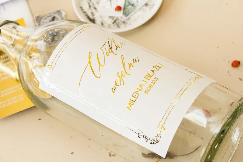 Minimalistyczne Etykiety samoprzylepne na butelki weselne na alkohol w białym kolorze ze złoceniami
