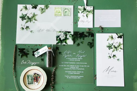 Hochzeitseinladungen aus Glas mit Efeu. Hochzeitseinladungen im grünen Stil mit einem zarten Umschlag aus Kohlepapier