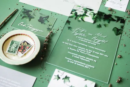 Hochzeitseinladungen aus Glas mit Efeu. Hochzeitseinladungen im grünen Stil mit einem zarten Umschlag aus Kohlepapier