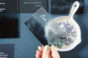 Leśne Winietki ślubne na szkle z białą czcionką i grafiką lasu.