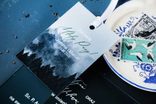 Forest Wedding Flaschenanhänger mit weißer Schrift und Waldgrafik