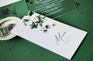Hochzeitsmenü für Hochzeitstisch mit Efeu im grünen Stil