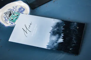 Waldhochzeitsmenü für den Hochzeitstisch mit weißer Schrift und Waldgrafiken.