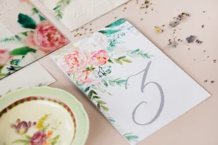Hochzeitstischnummern mit Pfingstrose, inspiriert von einem Blumenmotiv