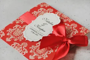 Zaproszenie ślubne perłowe z kokardką- Ornament nr 8 -Klasyczna czerwień na kremowym papierze, z ornamentami