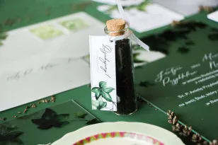 Danke an die Gäste in Form von Teeflaschen. Blattteeflasche, grünes Efeu-Etikett