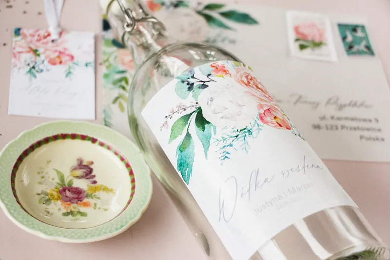 Ślubne Etykiety samoprzylepne na butelki z piwonią zainspirowane kwiatowym motywem