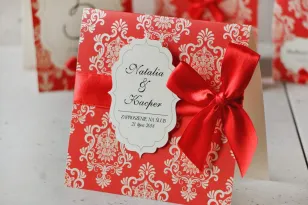 Perlenhochzeitseinladung mit Schleife - Ornament Nr. 8 - Klassisches Rot auf cremefarbenem Papier, elegant mit Ornamenten