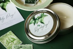 Runde Hochzeitskerzen als Dankeschön an die Gäste. Efeu-Etikett im Stil von Grün