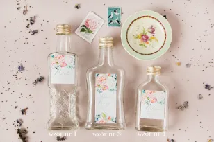 Hochzeitsflaschen für Tinkturen, Geschenke für Gäste. Pfingstrosen-Etikett, inspiriert von einem Blumenmotiv