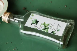 Hochzeitsflaschen für Tinkturen, Geschenke für Gäste. Efeu-Etikett im Stil von Grün