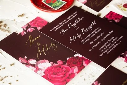 Burgundowe Zaproszenia na Wesele ze Złoceniami i Kwiatową Grafiką | Eleganckie Zaproszenia Ślubne | Serenity nr 2