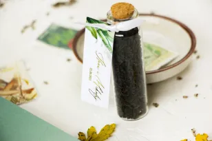 Podziękowania dla Gości w postaci buteleczek z herbatą. Botaniczna przywieszka w stylu vintage z roślinną grafiką i złoceniem