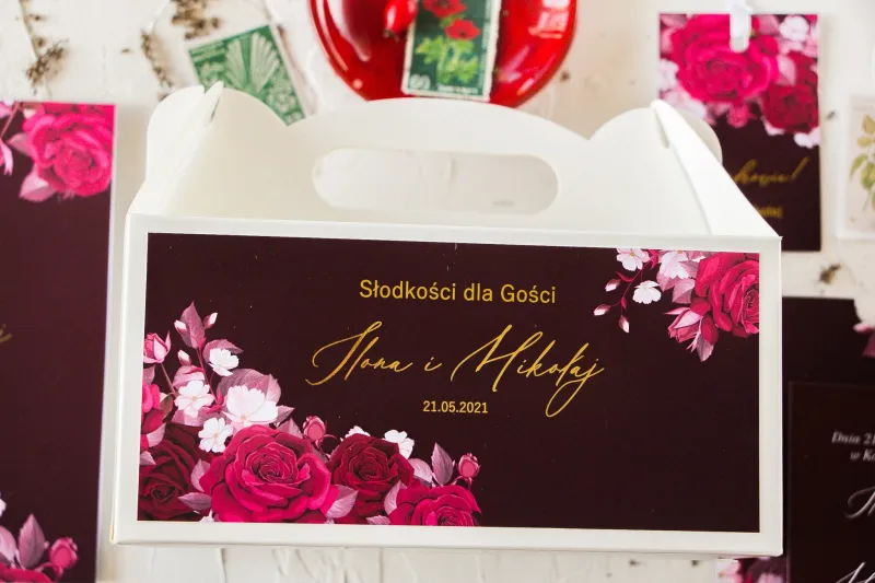 Burgundowe pudełko na ciasto weselne (prostokątne) ze złoceniami i kwiatowym motywem