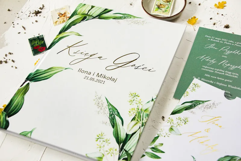 Botaniczna Ślubna Księga Gości w stylu vintage z roślinną grafiką i złoceniem