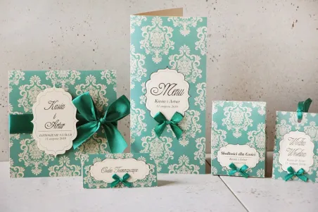 Hochzeitseinladung mit Accessoires - Ornament Nr. 9 - Smaragd mit Creme, eleganten Ornamenten und einer Schleife