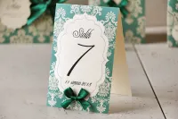 Numery na stoły weselne szmaragdowe glamour | Amelia-Wedding