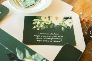 Bilecik do zaproszeń ślubnych w kolorze butelkowej zieleni z dodatkiem białych kwiatów i dekoracyjnych gałązek