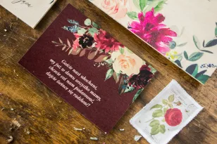 Bilecik do zaproszeń ślubnych w burgundowym kolorze z delikatnymi różowymi różami oraz piwoniami