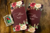 Menu Weselne Burgundowa Elegancja | Menu na Stół Weselny z Różami i Piwoniami
