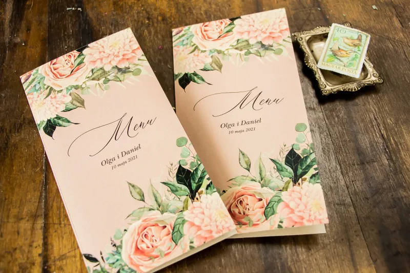 Menu weselne w stylu boho utrzymane w pastelowej, różowej barwie z delikatnymi piwoniami i gałązkami Menu weselne w stylu boho utrzymane w pastelowej, różowej barwie z delikatnymi piwoniami i gałązkami