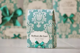 Schachteln für Süßigkeiten - Smaragd-Ornamente auf Perlenpapier mit einer spektakulären Schleife in Smaragdfarbe