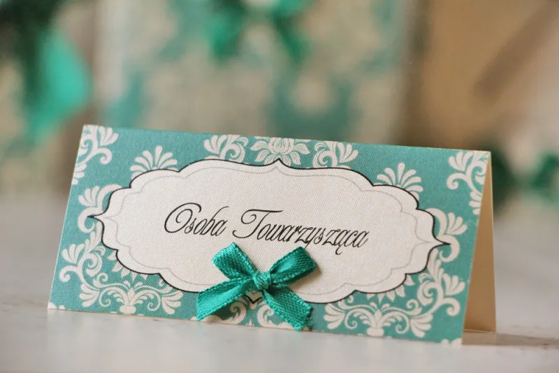Winietki na stół weselny, ślub - Ornament nr 9 - Szmaragdowe z kokardką, papier perłowy, z ornamentami